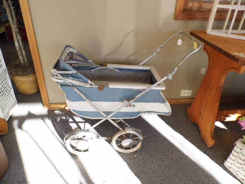 lot 1 image: Antique Buggy