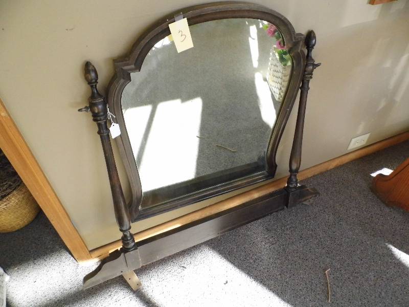 lot 3 image: Dresser Mirror