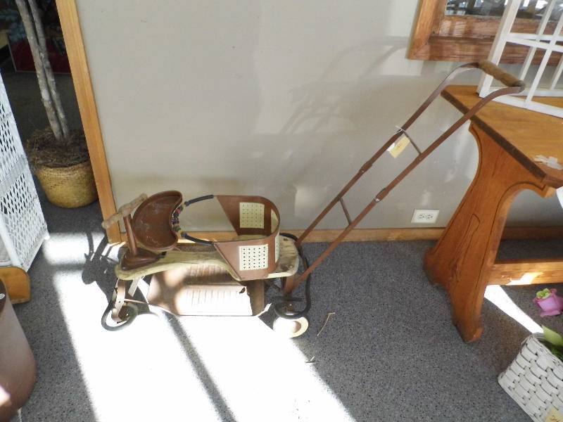 lot 4 image: Vintage Stroller