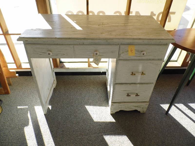 lot 6 image: Desk
