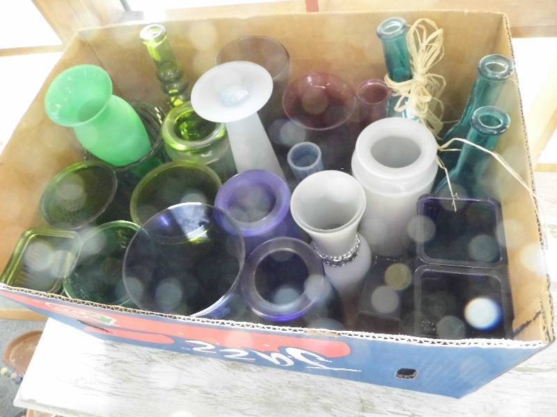 lot 8 image: Box of Vases