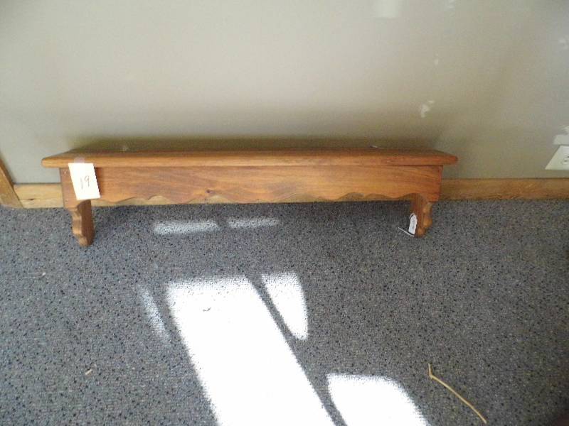 lot 19 image: Shelf