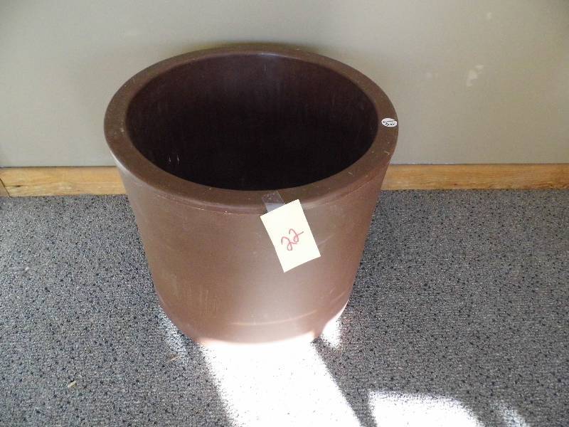 lot 22 image: Plastic Planter