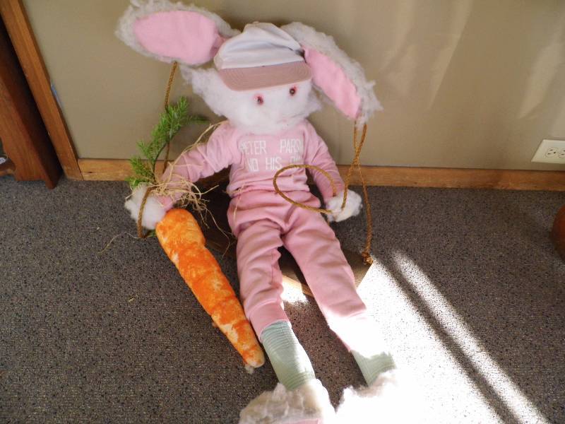 lot 28 image: Easter Dcor