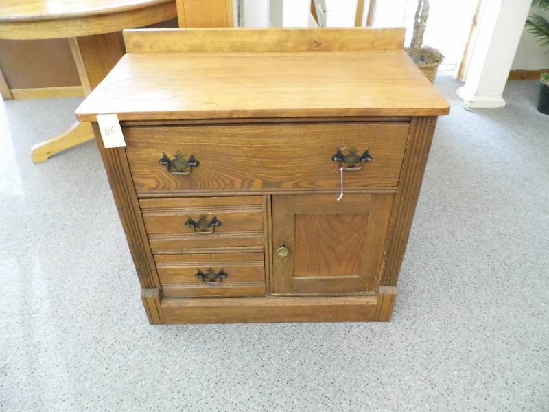 lot 60 image: Antque Wash Stand