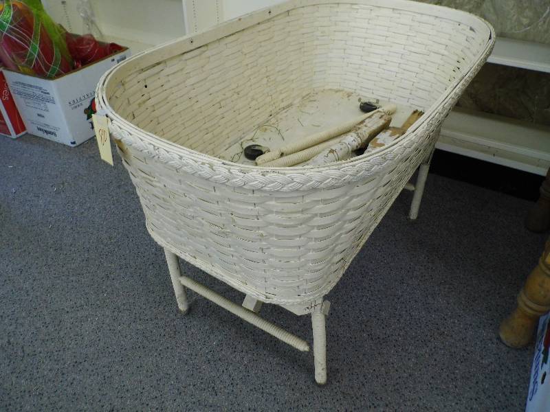 lot 80 image: Bassinet