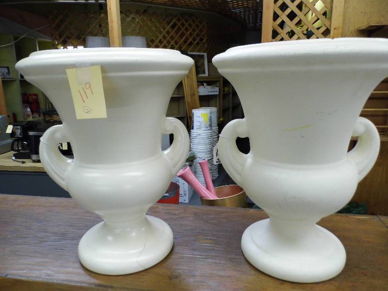 lot 119 image: 2 Vases