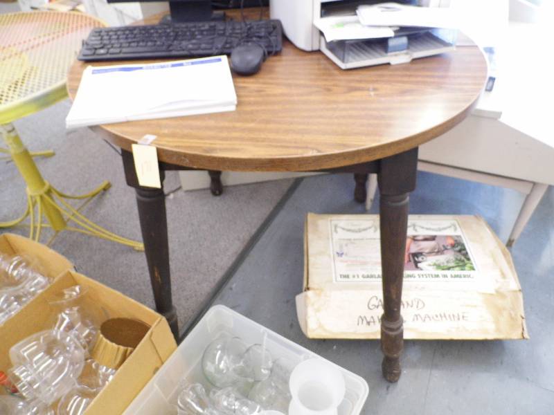 lot 171 image: Table
