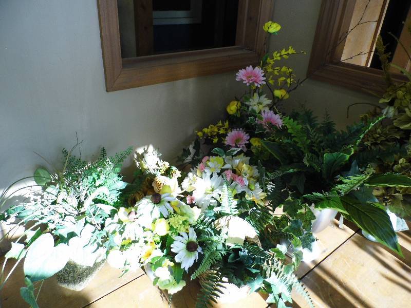 lot 181 image: Floral Arrangments