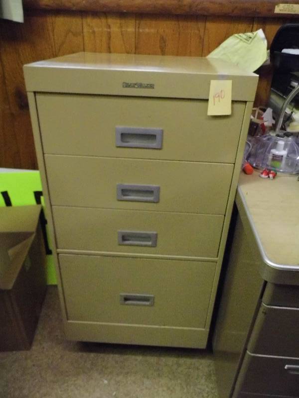 lot 190 image: 4 Drawer File Cabinet
