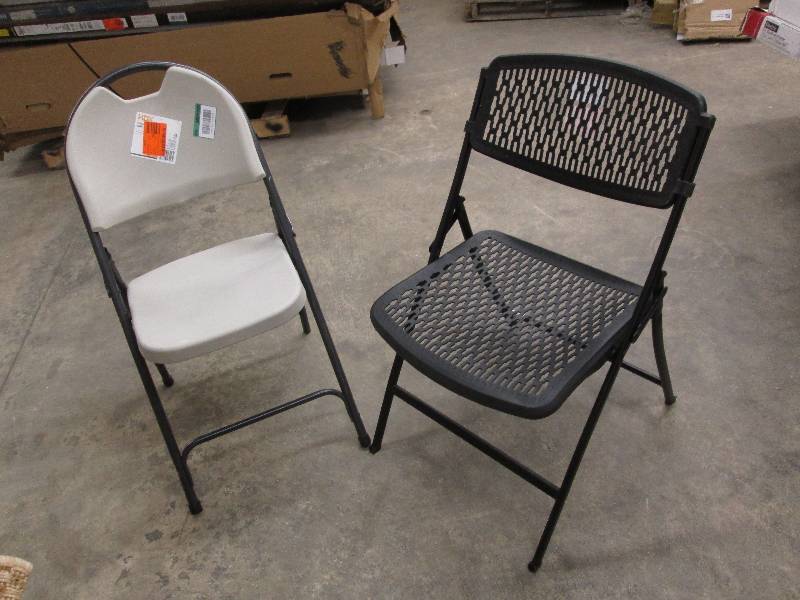 lot 123 image: Lot of 2 Folding Chairs...