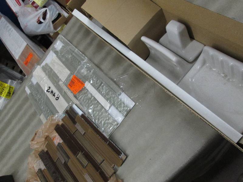 lot 149 image: Lenape 5 pc White Porcelain Bath Ac...
