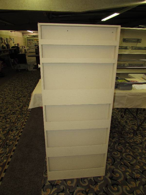 WALL POCKET DISPLAY SHELF