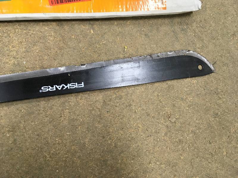 lot 54 image: Fiskars Machete, 22 in.