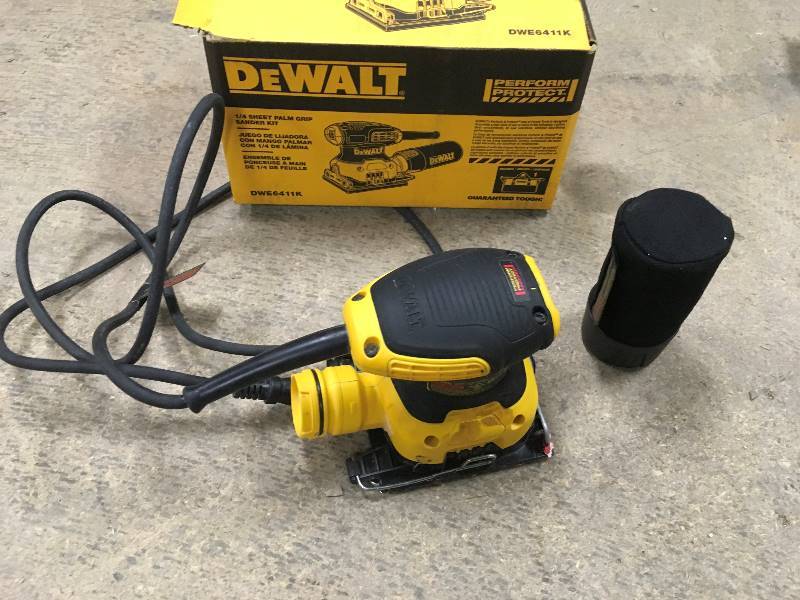 lot 67 image: DeWalt 14 Sheet Palm Grip Sander Kit used in good working condition