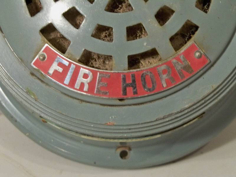 lot 4 image: Industrial Fire Horn