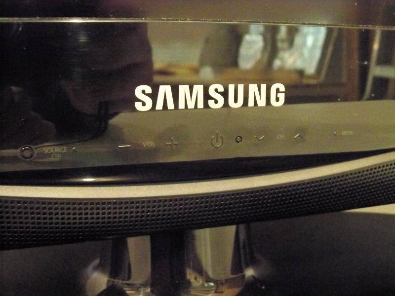 lot 1 image: Samsung 32 TV