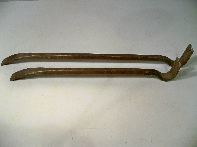 lot 9 image: Wrecking Bars