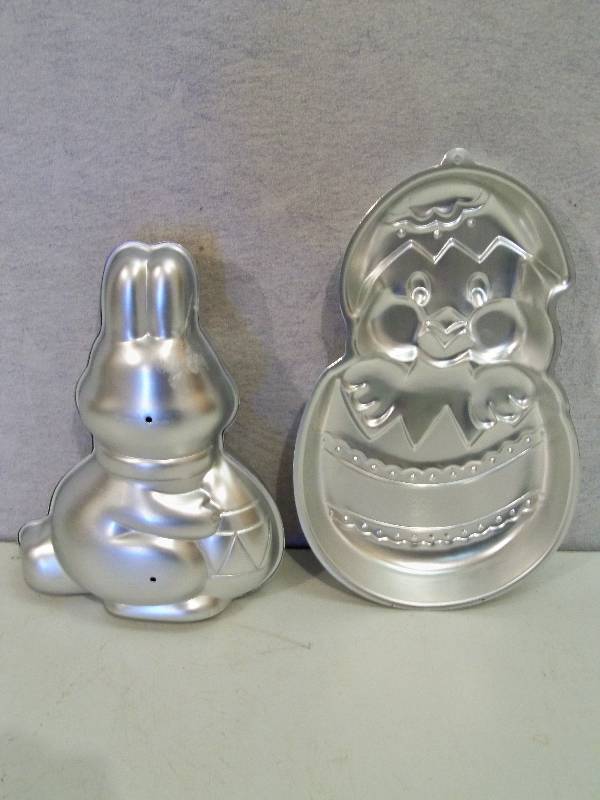 lot 47 image: Wilton Cake Pans