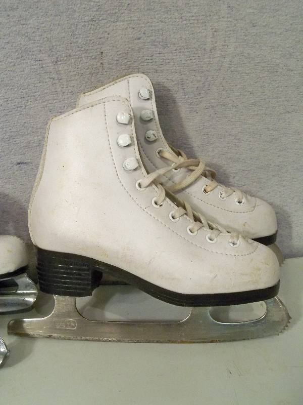 lot 50 image: Youth Ice Skates