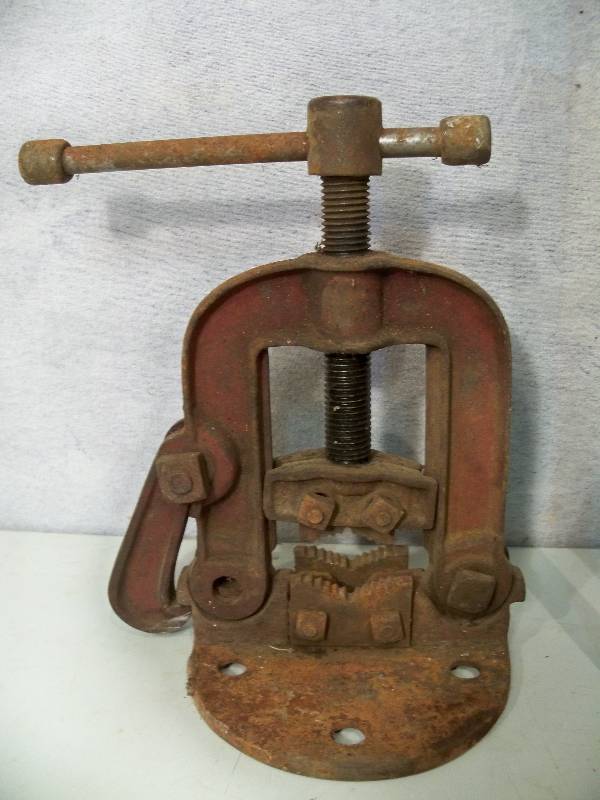 lot 52 image: Pipe Vise