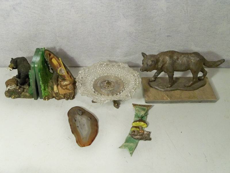 lot 62 image: Knick Knacks