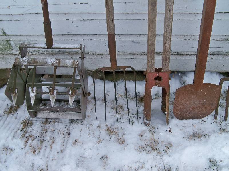 lot 89 image: Long Handle Tools