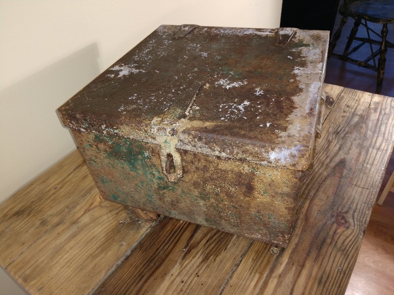 lot 3 image: Heavy Duty Lock Box