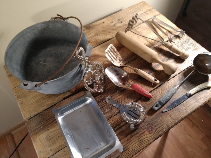 lot 9 image: Primitive Cookware