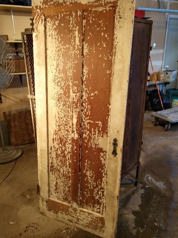 lot 46 image: Chipped White Antique Door w Hinges and Skeleton Key Faceplate