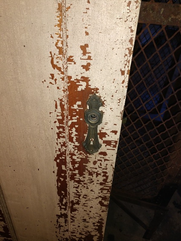 lot 47 image: Chipped White Antique Door w Hinges and Skeleton Key Faceplate