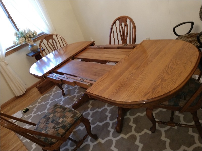lot 78 image: Dining Room Table w Four Chairs