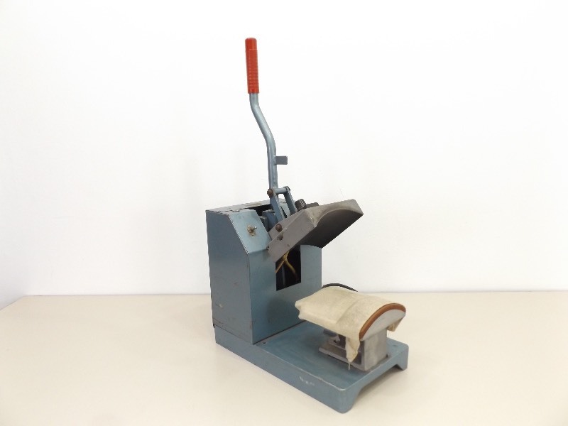 lot 13 image: Hix Automation Hat Iron On&nbspHeat Press