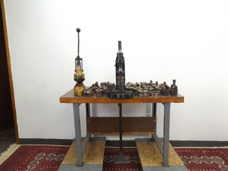lot 19 image: 2 Industrial Button Badge Presses and Dies