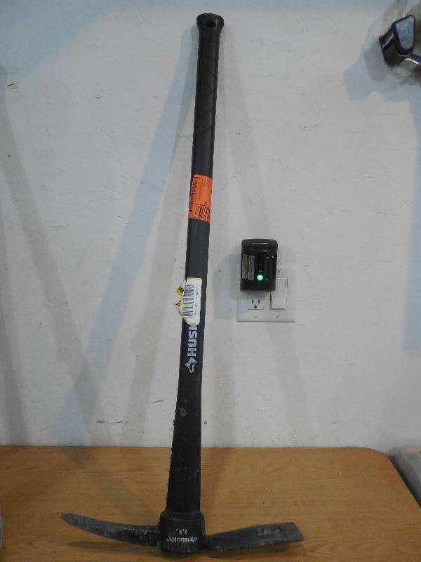lot 21 image: Husky 2.5 lb. Pick Mattock