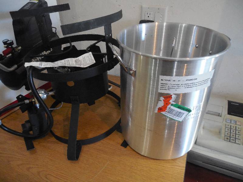 lot 27 image: RiverGrille 30 qt. Turkey Fryer Package