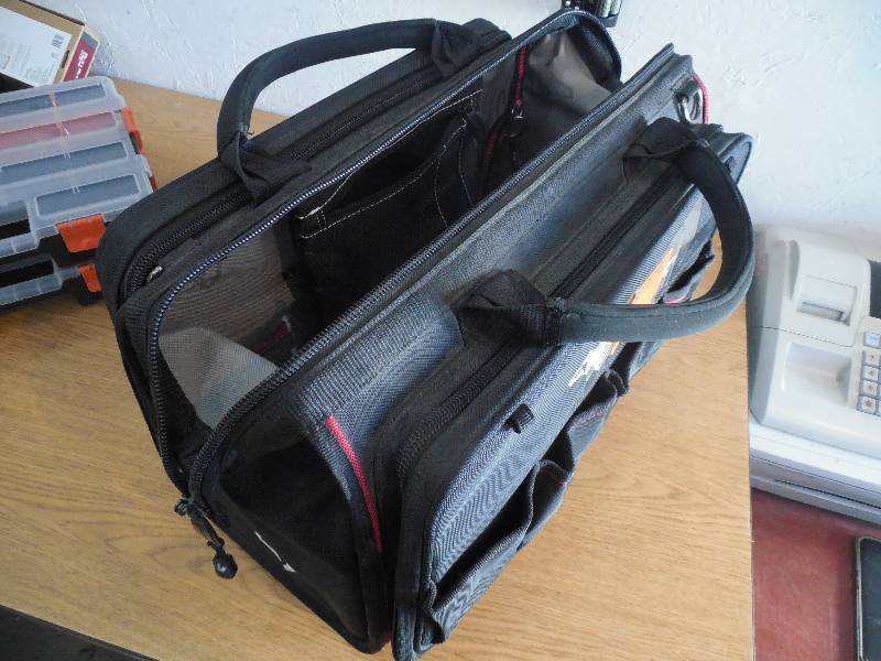 lot 29 image: Husky 18 in. Total Tech Bag