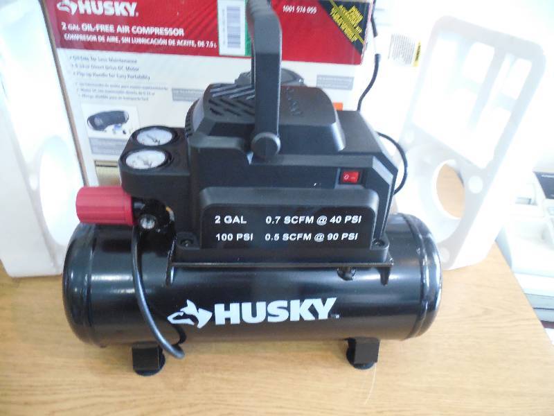 lot 52 image: Husky 2 Gal. Electric Hotdog Air Compressor