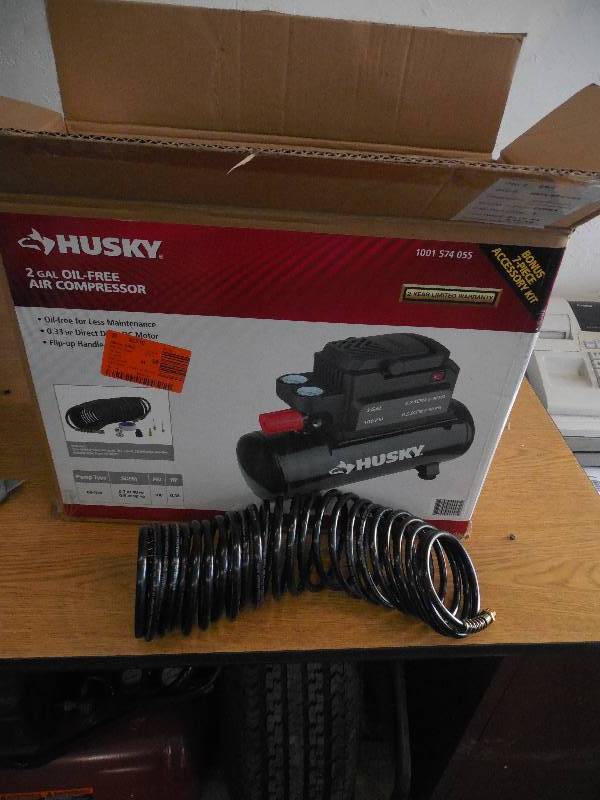 lot 54 image: Husky 2 Gal. Electric Hotdog Air Compressor
