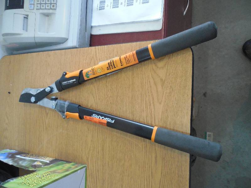 lot 59 image: Fiskars 18 in. Bypass Lopper