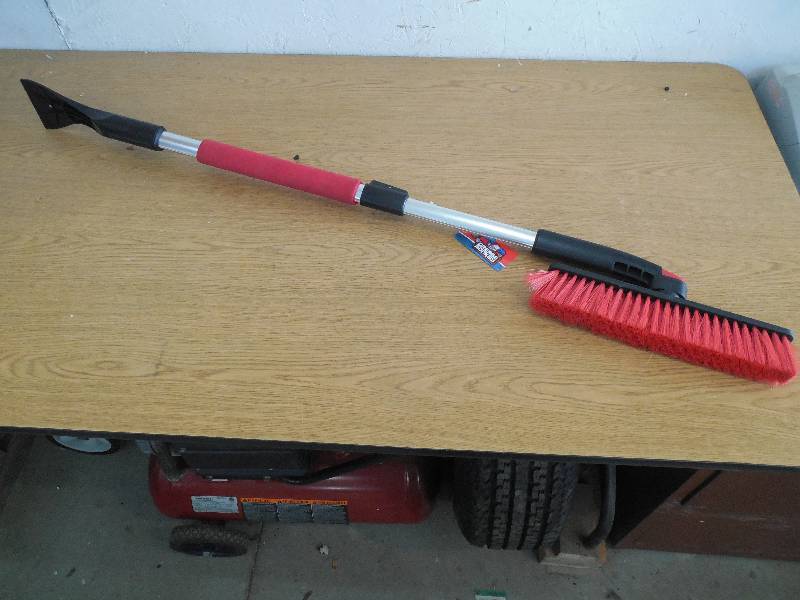 lot 63 image: Grease Monkey Extendable Snow Brush with Rotary Brush Head Icescraper