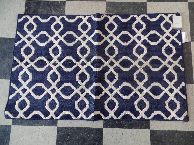 lot 97 image: Accent Rug