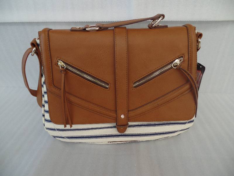 lot 100 image: Large Cross Body Purse