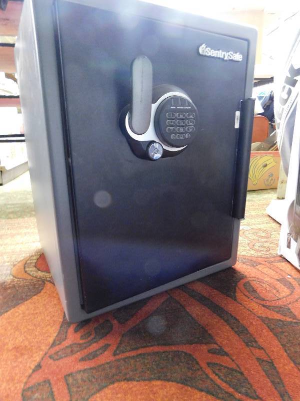 SENTRY SAFE WITH DIGITAL LOCK