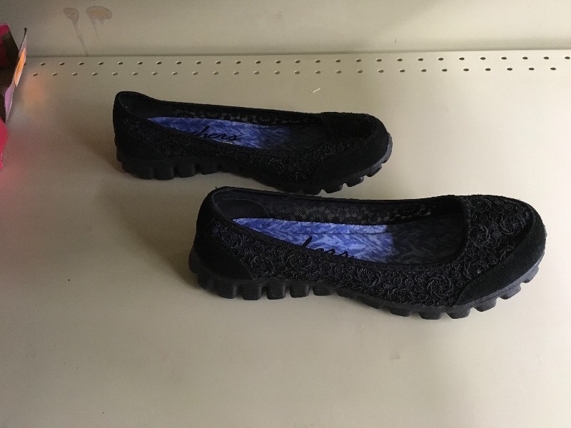 SKETCHERS WOMENS 7 12
