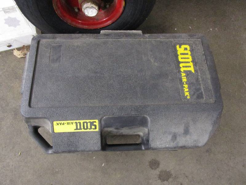lot 5 image: 2 Older Scott Air Packs