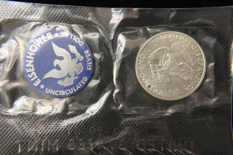 lot 74 image: 1972-S EISENHOWER 40% SILVER DOLLAR UNC IN GOVERNMENT PKG