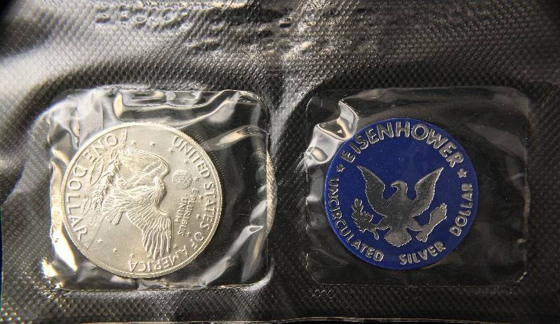 lot 100 image: 1972-S EISENHOWER 40% SILVER DOLLAR UNC IN GOVERNMENT PKG