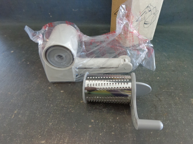 lot 4 image: Pampered Chef Cheese Grater