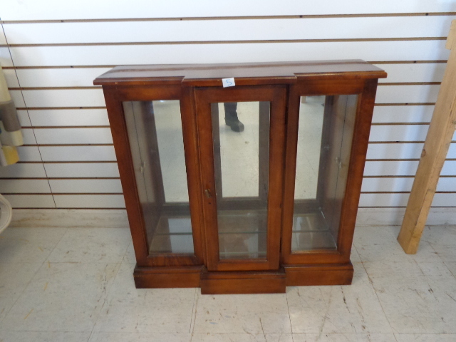 lot 5 image: Curio Cabinet